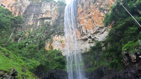 una cascada que cae en cascada por un acantilado rocoso