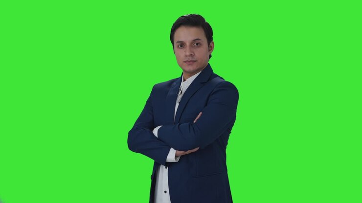 retrato de un periodista indio confiado de pie con las manos cruzadas pantalla verde