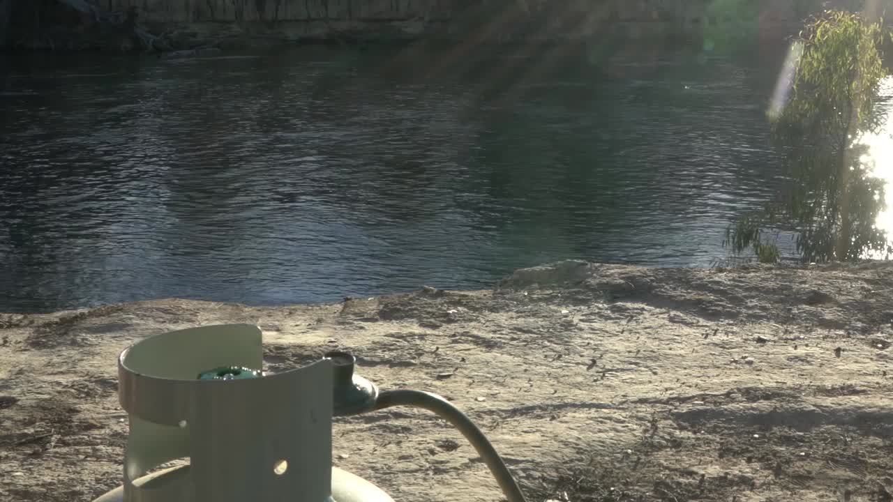 가스 실린더 여름을 켜는 야외 자연 여성의 손