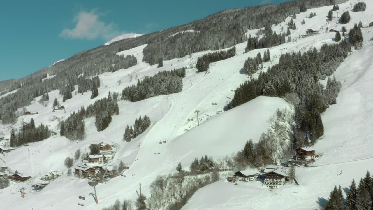 pistas de nieve en la estación de esquí de saalbach en austria paisaje invernal