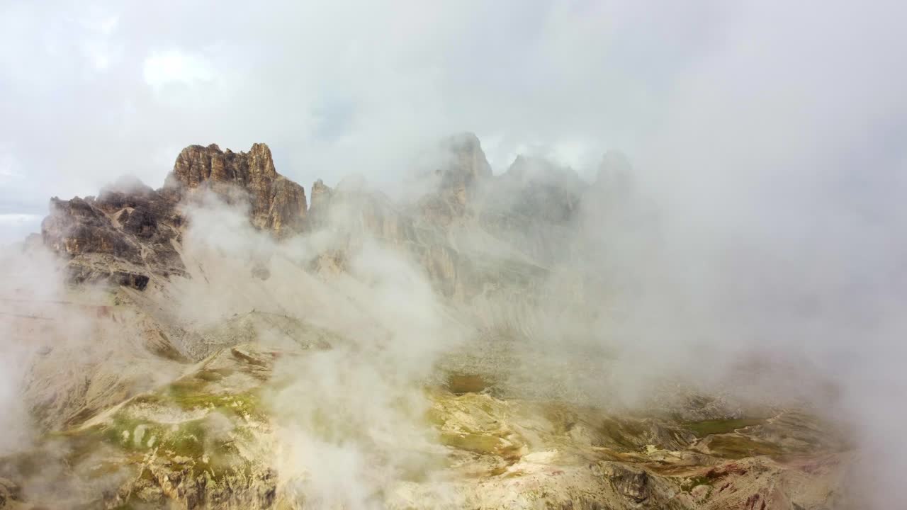 paisaje montañoso misterioso, avión no tripulado vuela sobre la niebla a la cordillera, dolomitas, italia