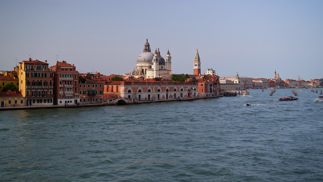 랜드마크, 바다, 하늘이 있는 라군에서 온 베니스 - 와이드