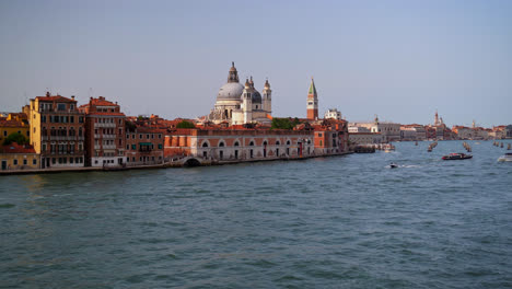 Venedig-Von-Der-Lagune-Mit-Sehenswürdigkeiten,-Meer-Und-Himmel-–-Weit