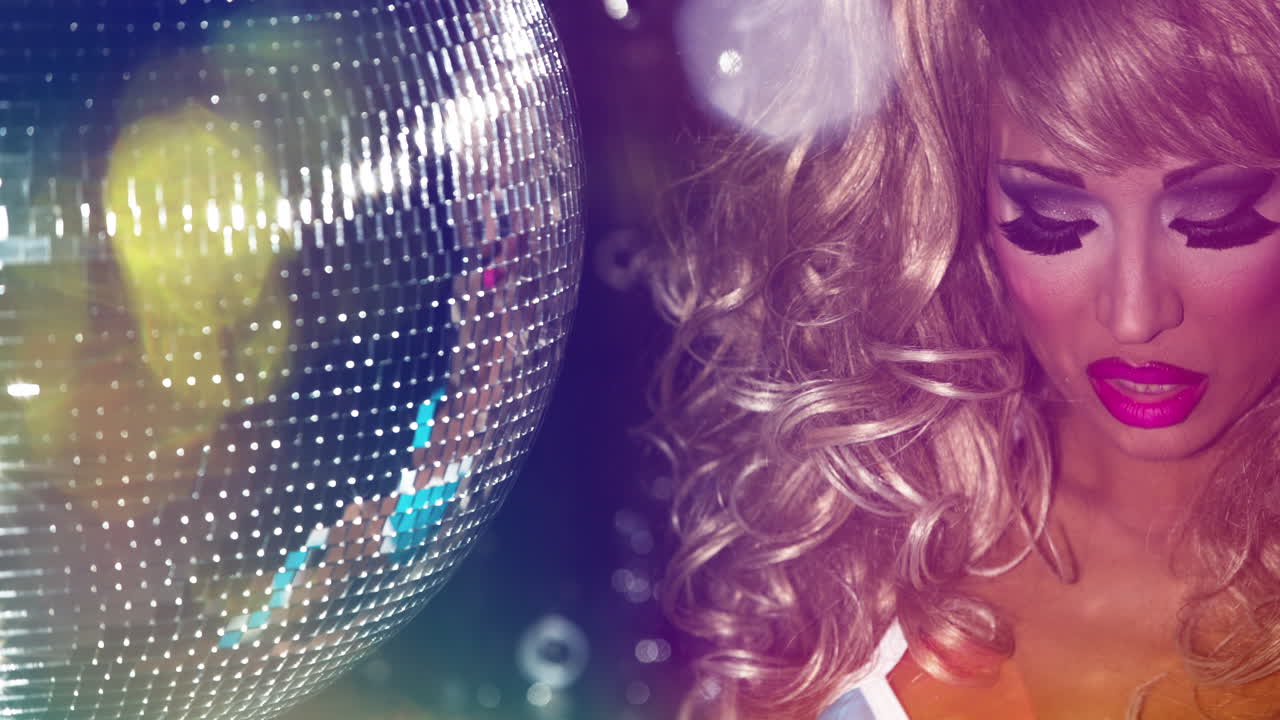 artista femenina de drag que baila y hace de dj