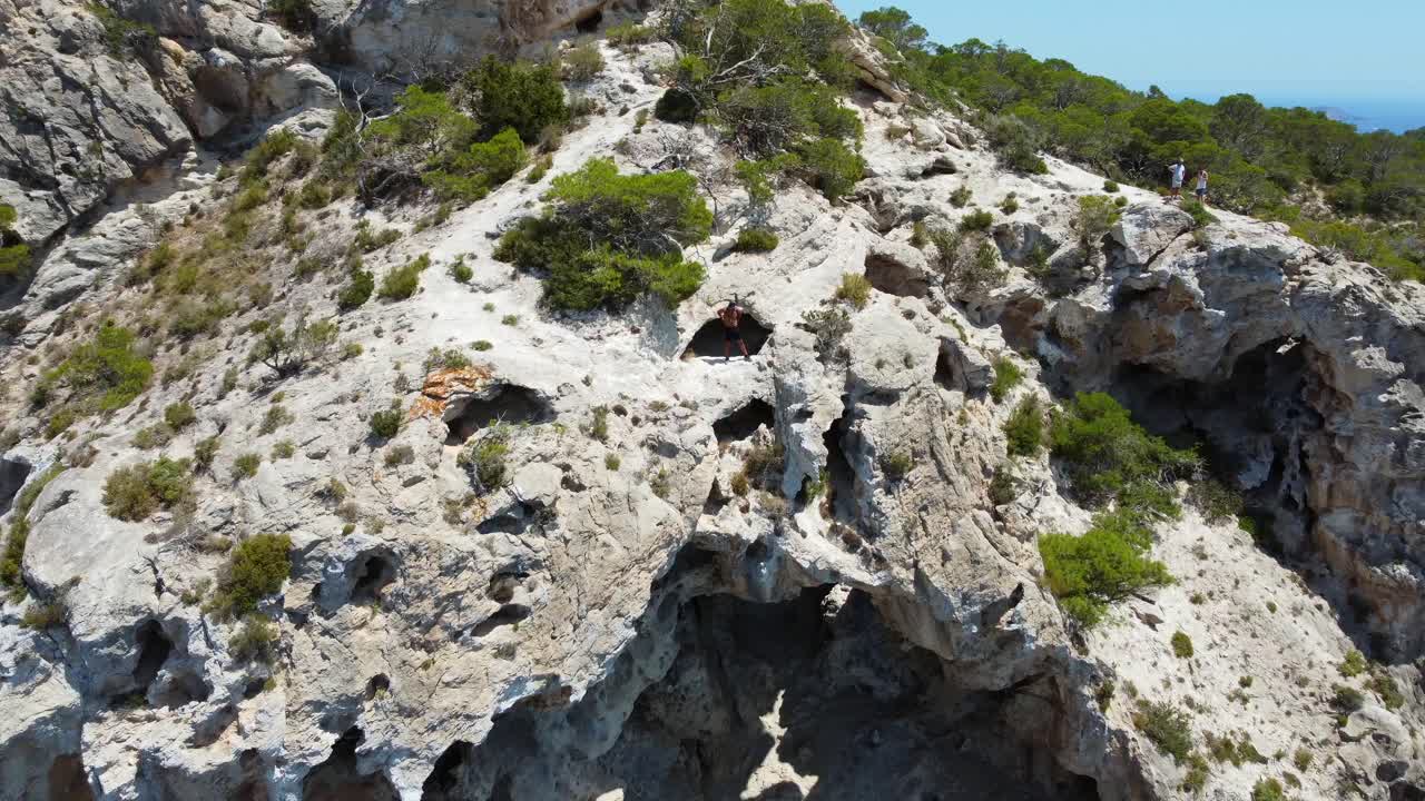 맨몸으로 산 위의 돌담에 있는 무모한 산악인