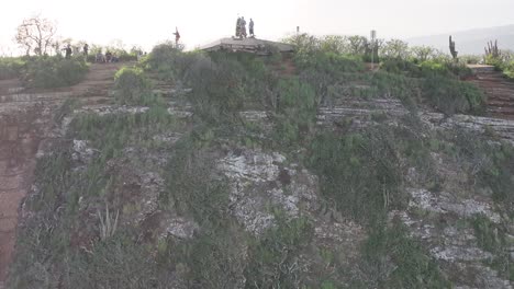 Koko-Head-Drone-Luftaufnahme-Von-Hawaii-Kai-Und-Wanderer-Auf-Dem-Berg-Schwenken,-Um-Hawaii-Kai-Und-Hanauma-Bay-Mittags-Viel-Sonne-Zu-Zeigen