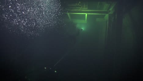 las burbujas se elevan desde el fondo del silo nuclear inundado