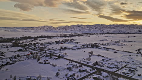 Sobrevuelo-Aéreo-Con-Drone-V4-De-Oakley-Utah-Y-Alrededor-Del-área-De-La-Ciudad-Capturando-La-Serena-Belleza-De-Los-Campos-Cubiertos-De-Nieve,-Un-Majestuoso-Paisaje-Montañoso-Y-Una-Puesta-De-Sol-Invernal---Filmado-Con-Mavic-3-Cine---Febrero-De-2023