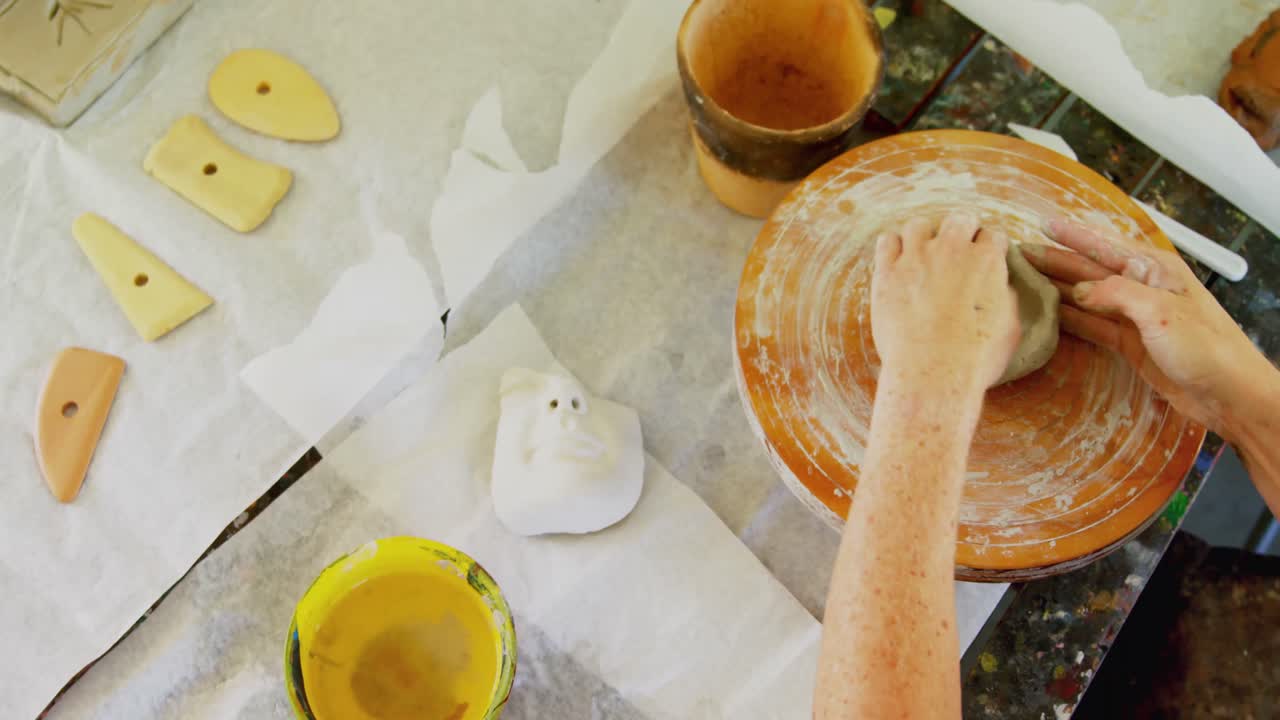 sección media de la mujer moldeo de arcilla 4k