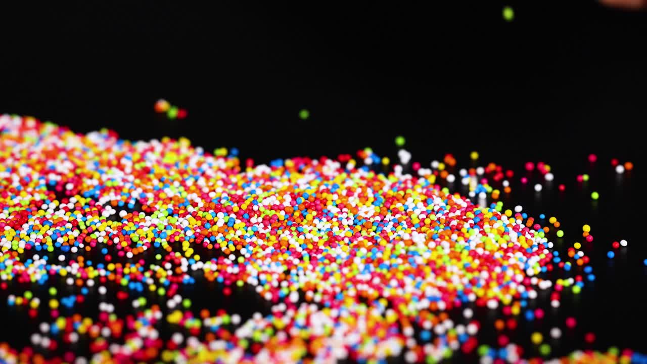 표면에 있는 다채로운 스프링클과 상호 작용하는 손