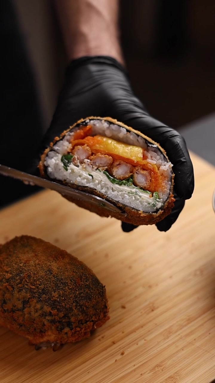 Kokki leikkaa herkullista friteerattua sushiburritoa