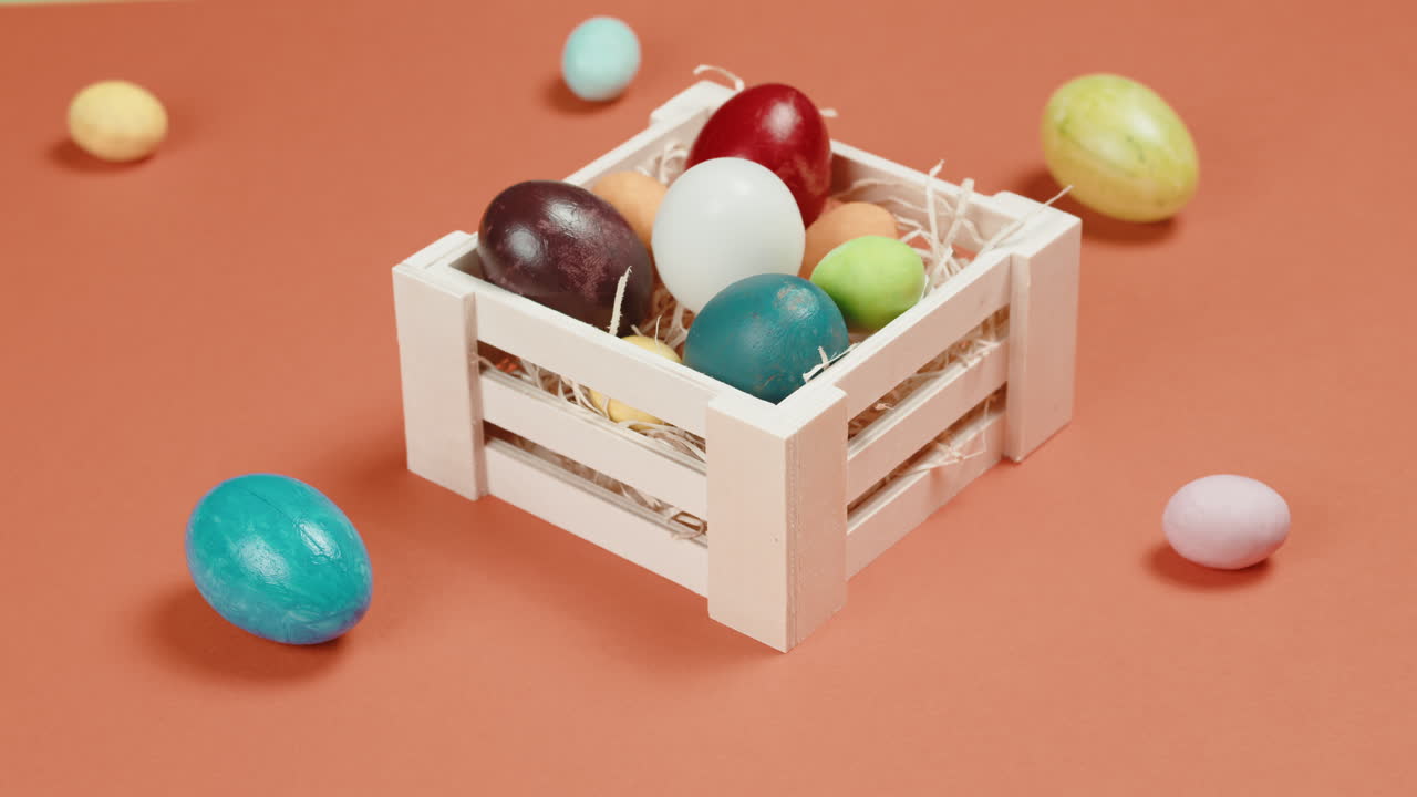 부활절 달으로 가득 찬 상자를 놓습니다.