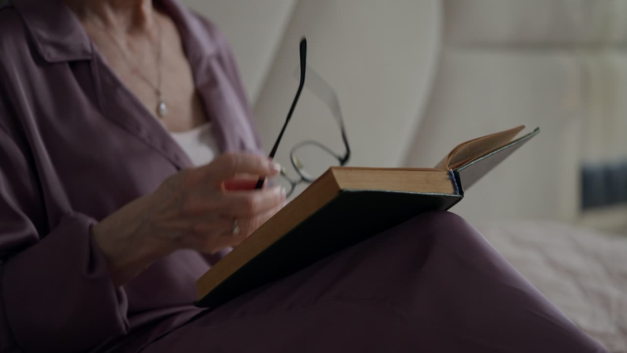 mujer leyendo un libro en la cama