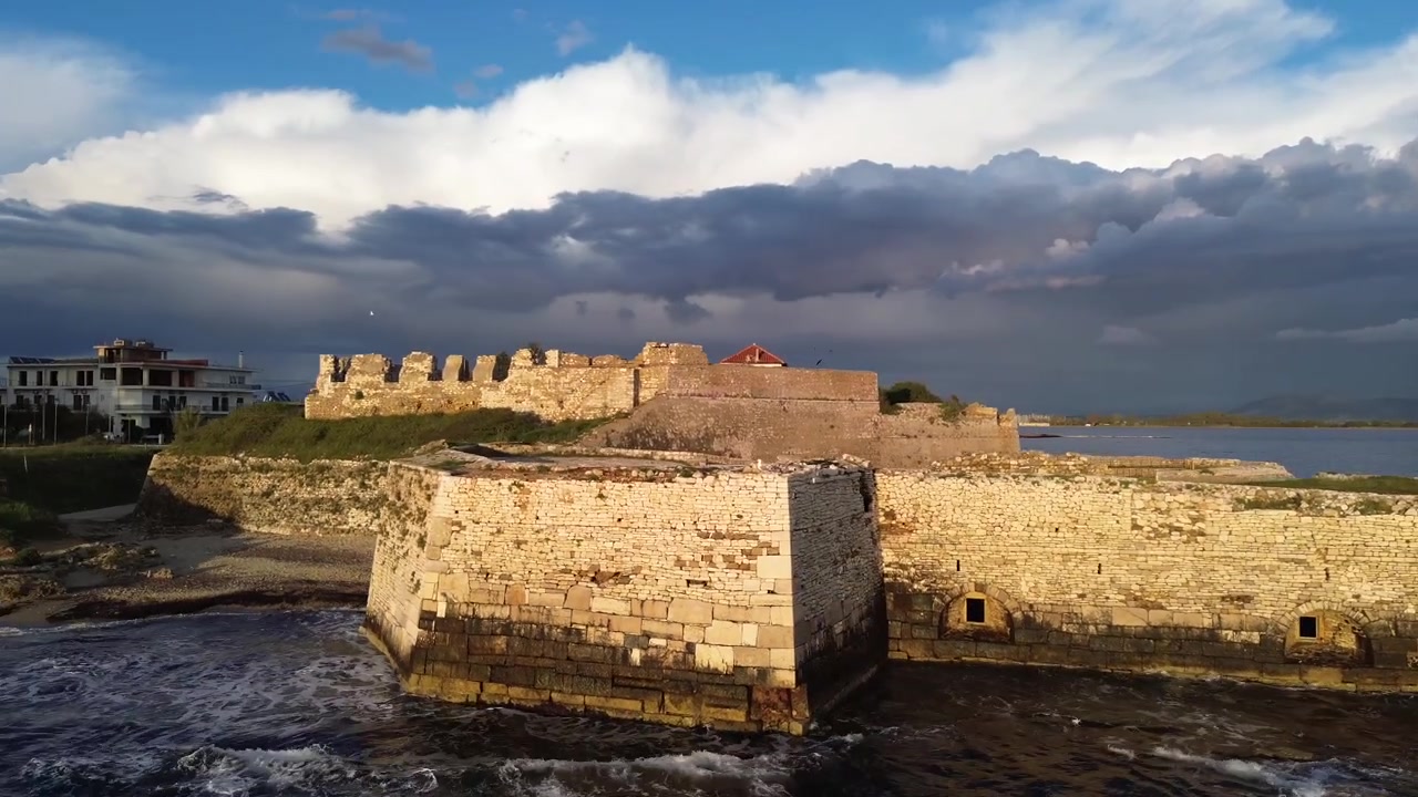 Ripresa cinematografica in 4K con drone dello storico Castello di Pantokrator a Preveza. Con antiche mura di fortezza in pietra costruite sulla costa sotto un cielo nuvoloso e drammatico in Grecia