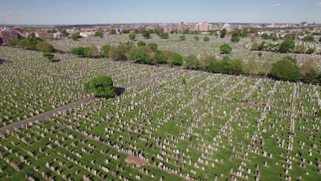 Absolut-Riesiger-Friedhof,-Reihen-Von-Gräbern,-Die-In-Die-Ferne-Führen