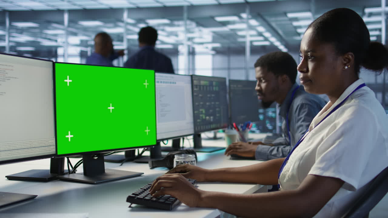 equipo de profesionales que trabajan en una sala de servidores