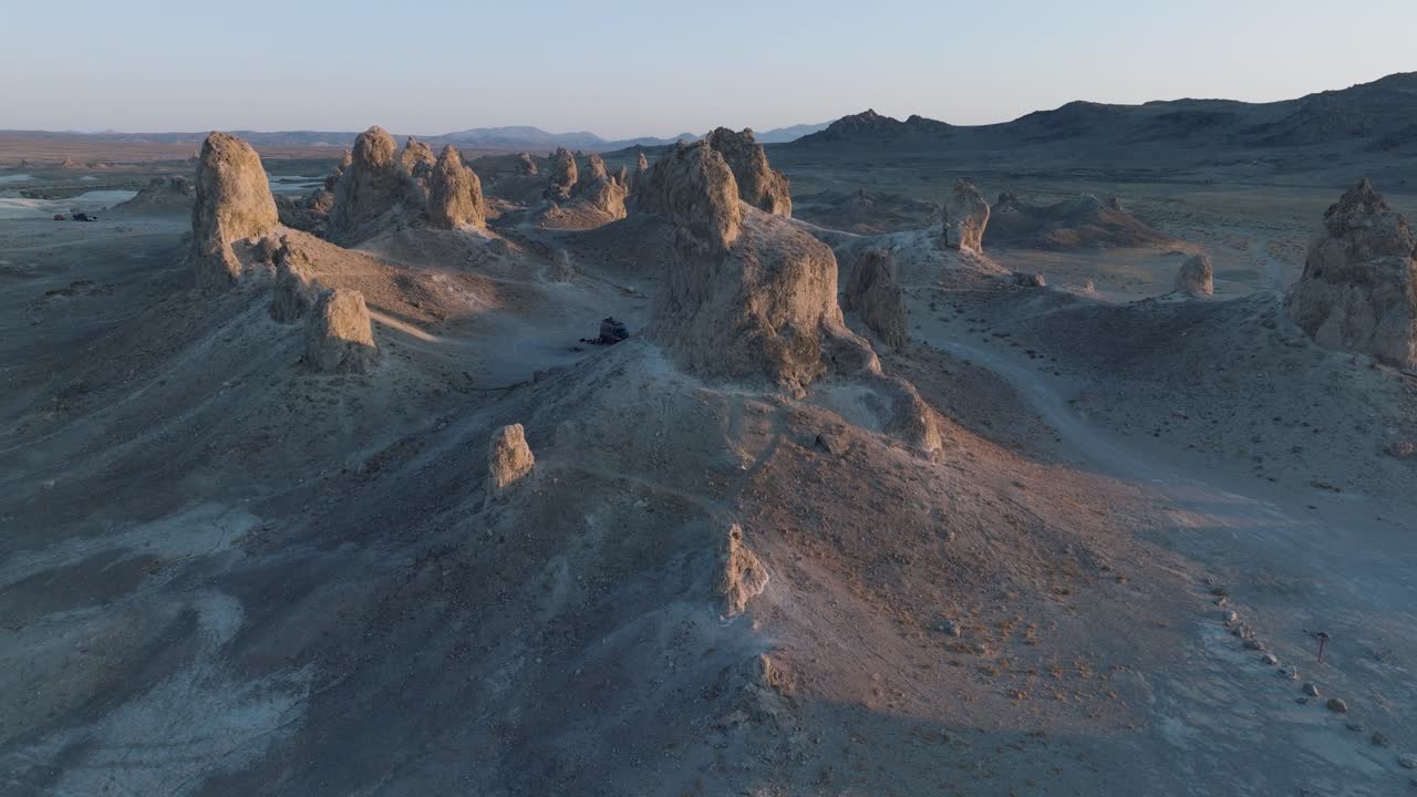 공중 드론  ⁇  트로나 피나클스 캘리포니아 사막 일몰