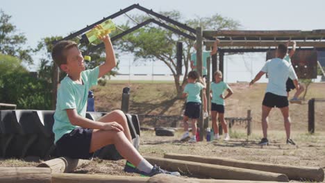 Niño-Caucásico-En-El-Campo-De-Entrenamiento