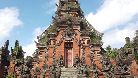 Eingangsarchitektur-Des-Balinesischen-Tempels,-Alte-Steinerne-Götterinsel-Bali-In-Indonesien-über-Der-Wunderschönen-Blauen-Skyline-In-Abiansemal-Badung