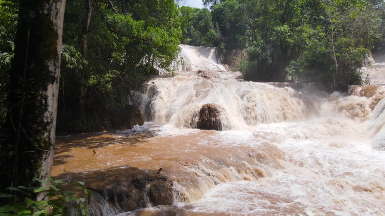 agua azul cae en méxico después de fuertes lluvias, revelación aérea 4k - estado de chiapas