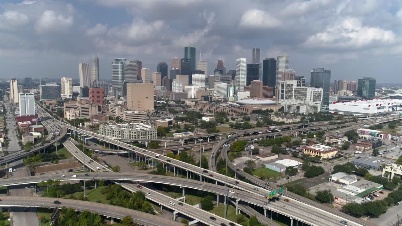 Vista aérea del horizonte del centro de Houston en un día soleado.