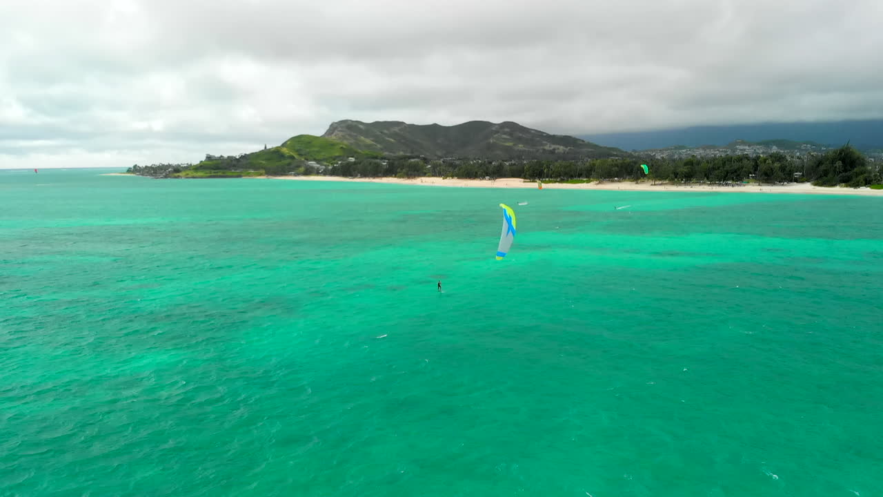 카일루아 베이에서 카이트 보더의 공중