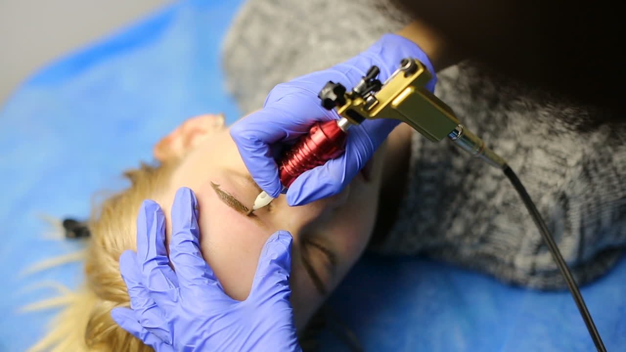 Master making permanent eyebrow make up