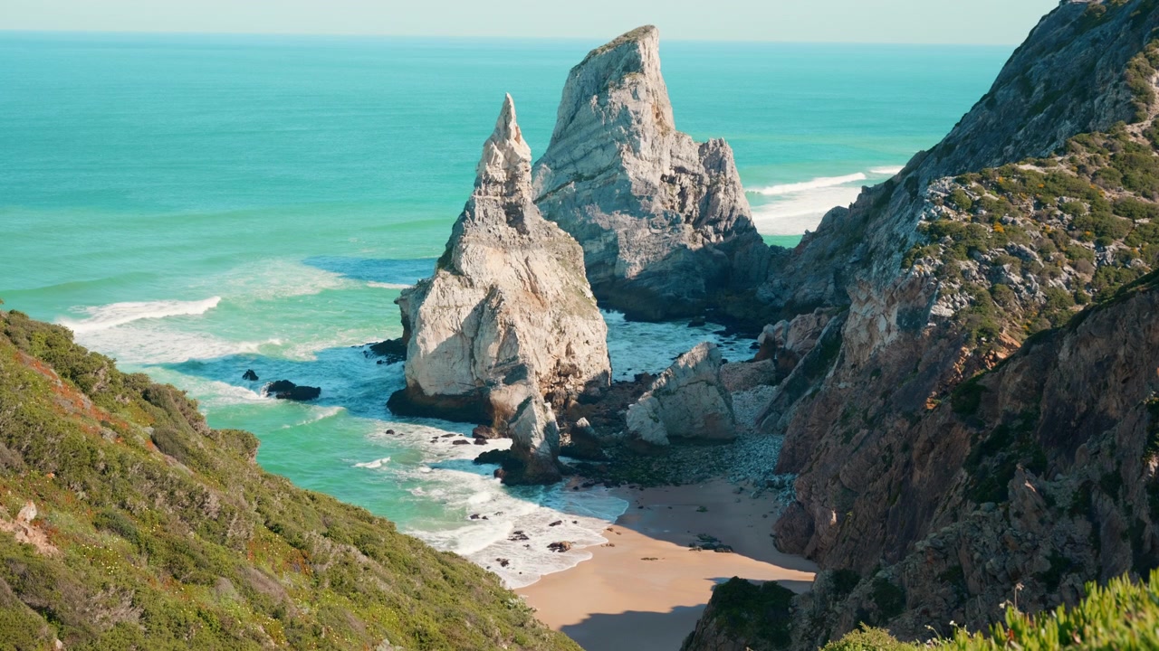 La bellezza selvaggia di Praia da Ursa risplende vicino alla costa frastagliata di Lisbona