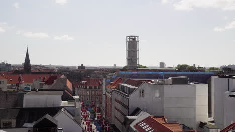 Vista-Del-Horizonte-De-Aarhus-Dinamarca-Desde-La-Venta-De-La-Azotea-Hacia-El-Ayuntamiento-En-Un-Día-Soleado-En-Verano-4k