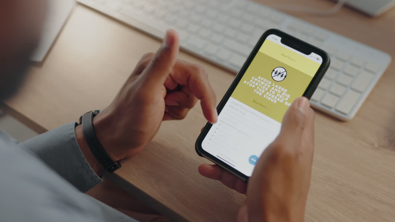 hombre de negocios, manos o pantalla de teléfono con aplicación covid
