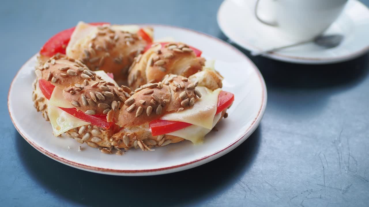 sándwich redondo con tomate y queso