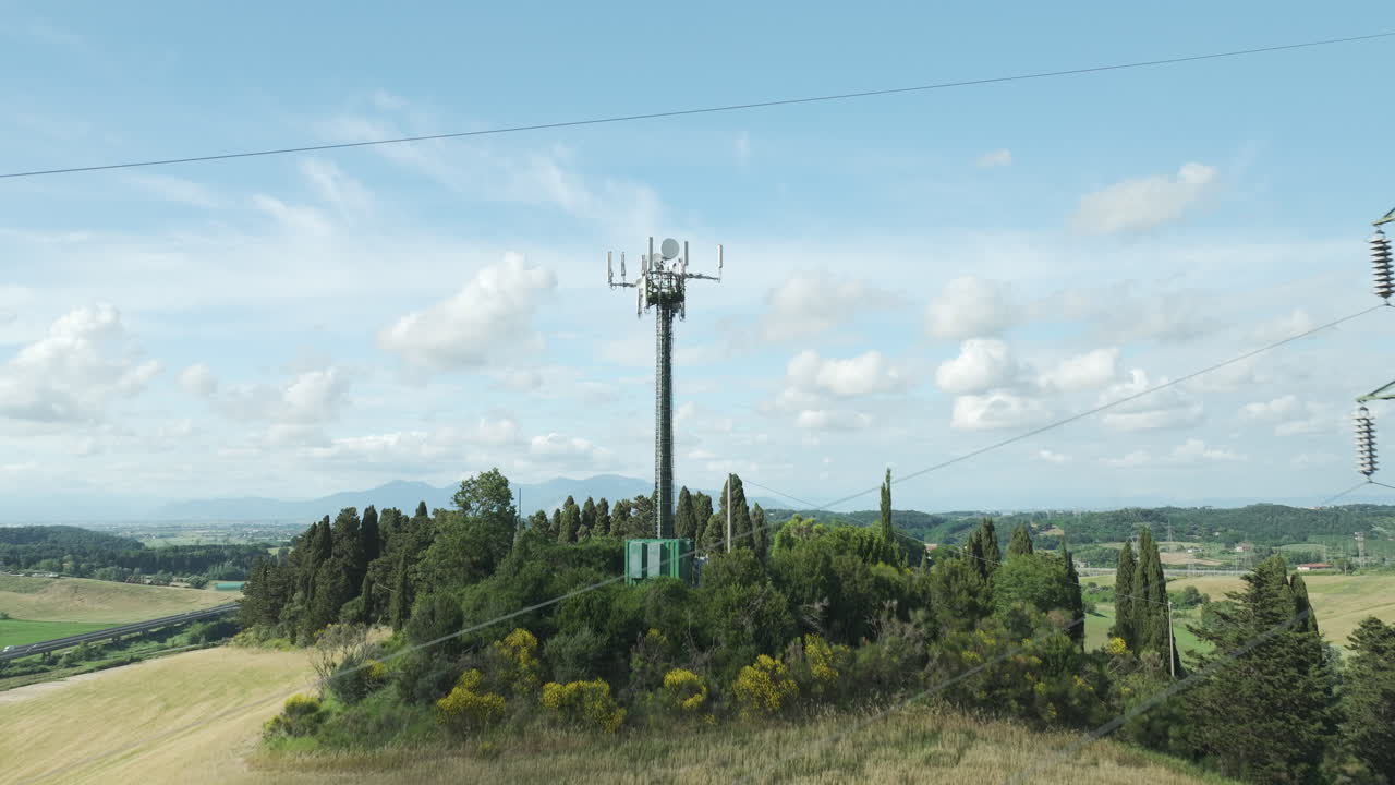 torre de antena de telecomunicaciones y torre de pilares eléctricos en una colina en italia