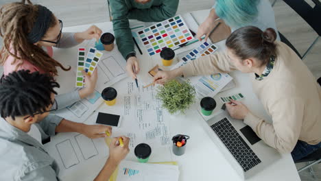 sesión de lluvia de ideas en equipo