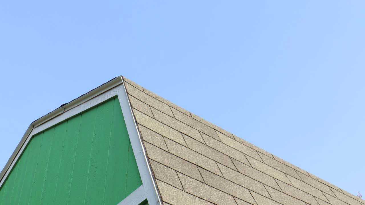 하늘에서 창고에 설치된 미니 태양열 패널까지 아래로 이동