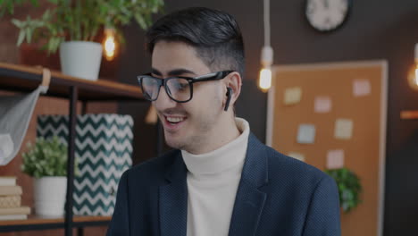 hombre de negocios en videoconferencia