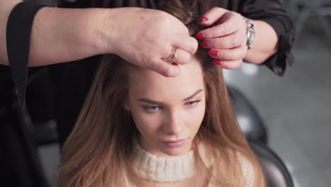 primer plano del peinado de una joven y bella modelo