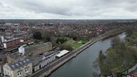 Bedford-Castle-Mound-Am-Fluss-Great-Ouse-Bedfordshire-Großbritannien-Drohnen-Luftaufnahme