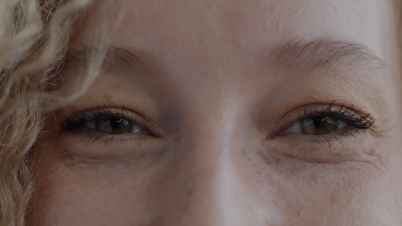 primer plano de los ojos de una mujer.