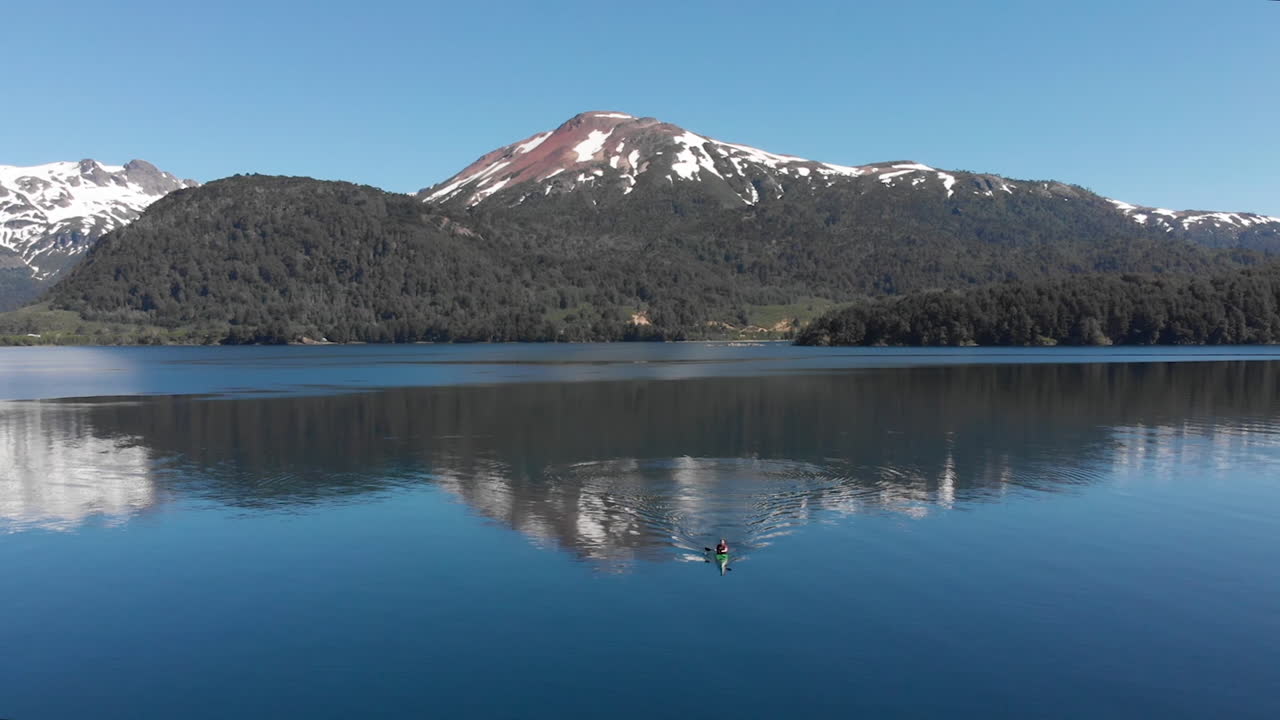 공중 - hermoso 호수, neuquen, 아르헨티나, 정적 샷 옆에 눈 덮인 산
