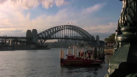 Puerto-De-Sydney-Con-El-Puente-Al-Fondo