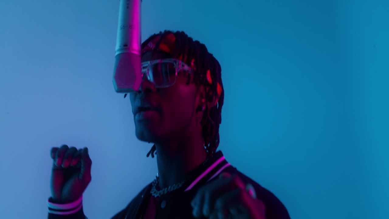 hombre grabando en el estudio