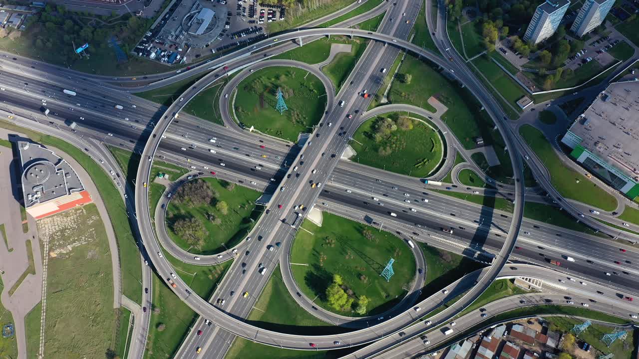 모스크바의 고속도로 교차로 교통 경로의 공중 뷰.