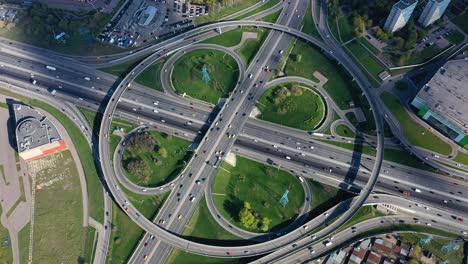 vista aérea de una intersección de autopistas en moscú.