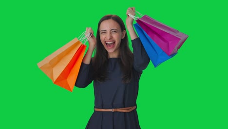 chica india feliz sosteniendo bolsas de compras pantalla verde