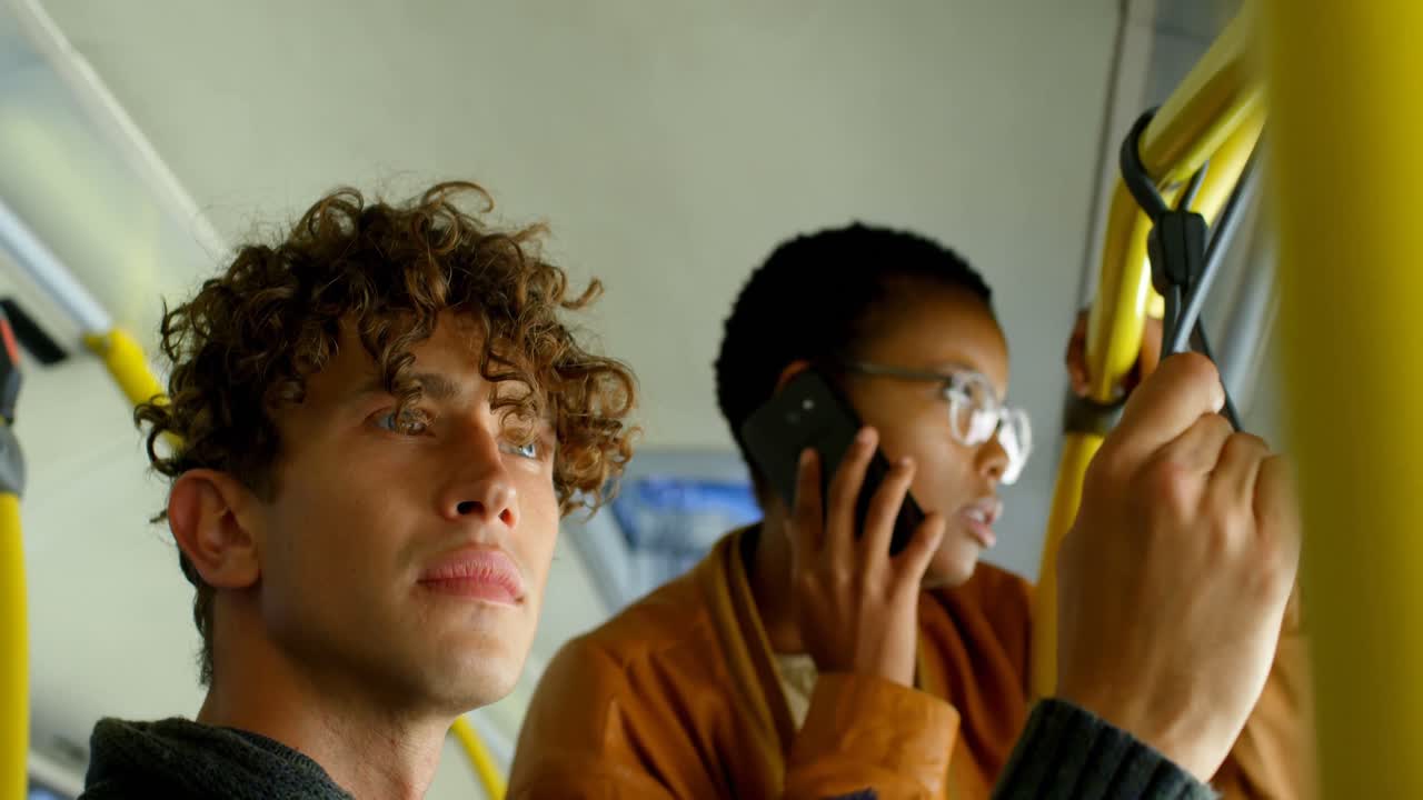 버스 4k로 이동하는 통근객