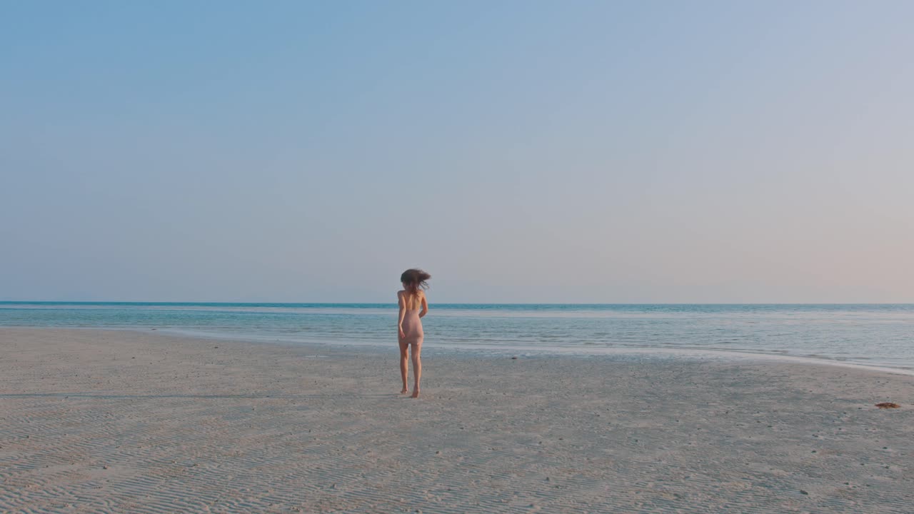 해가 지는 해변에서 는 여자