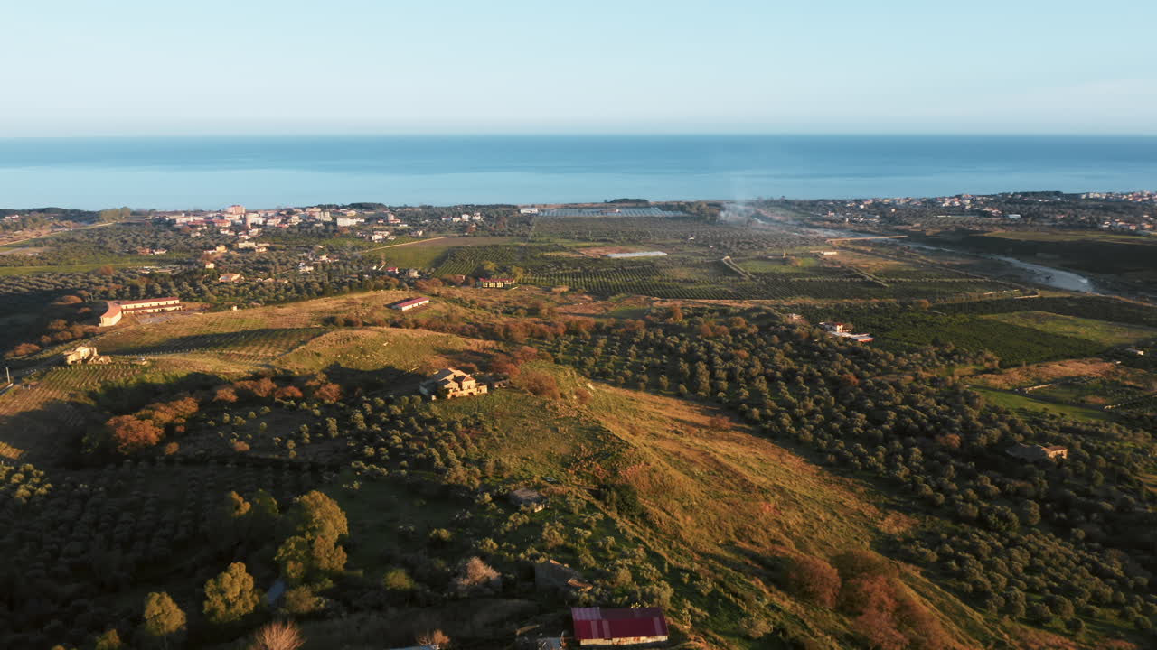 바다 근처의 언덕 위에서 공중