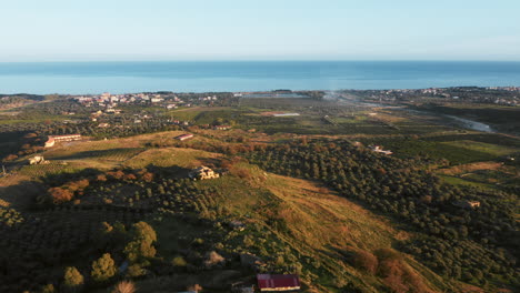 aérea sobre las colinas cerca del mar