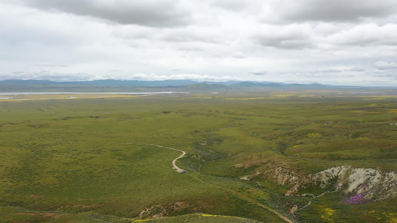 sendero a través de exuberantes campos verdes alrededor de la cuenca del lago en los estados unidos