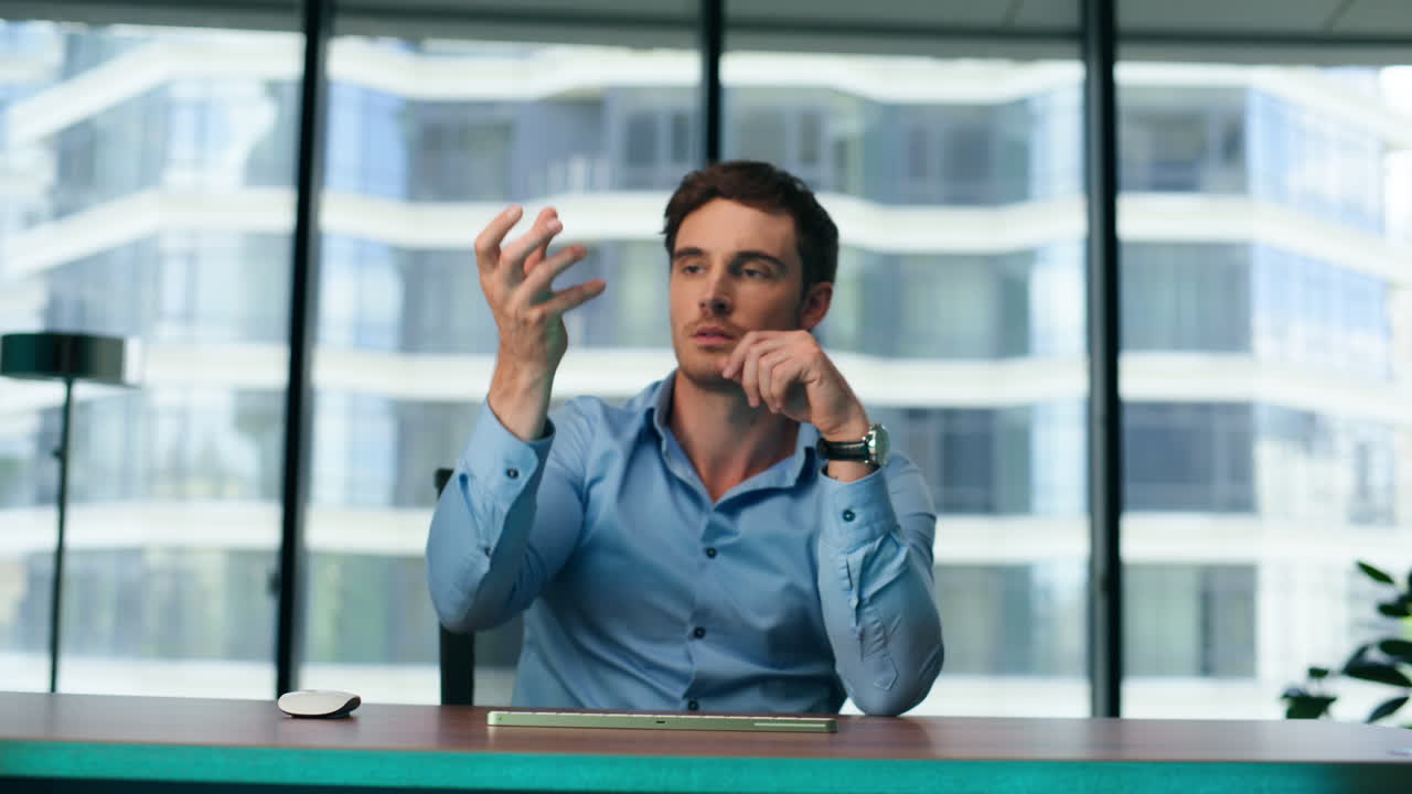 hombre tocando pantalla virtual obteniendo proyección holográfica de datos de cerca.